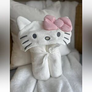 Pottery Barn Kids Hello Kitty Kid Hooded Towel NWOT OPEN BOX!